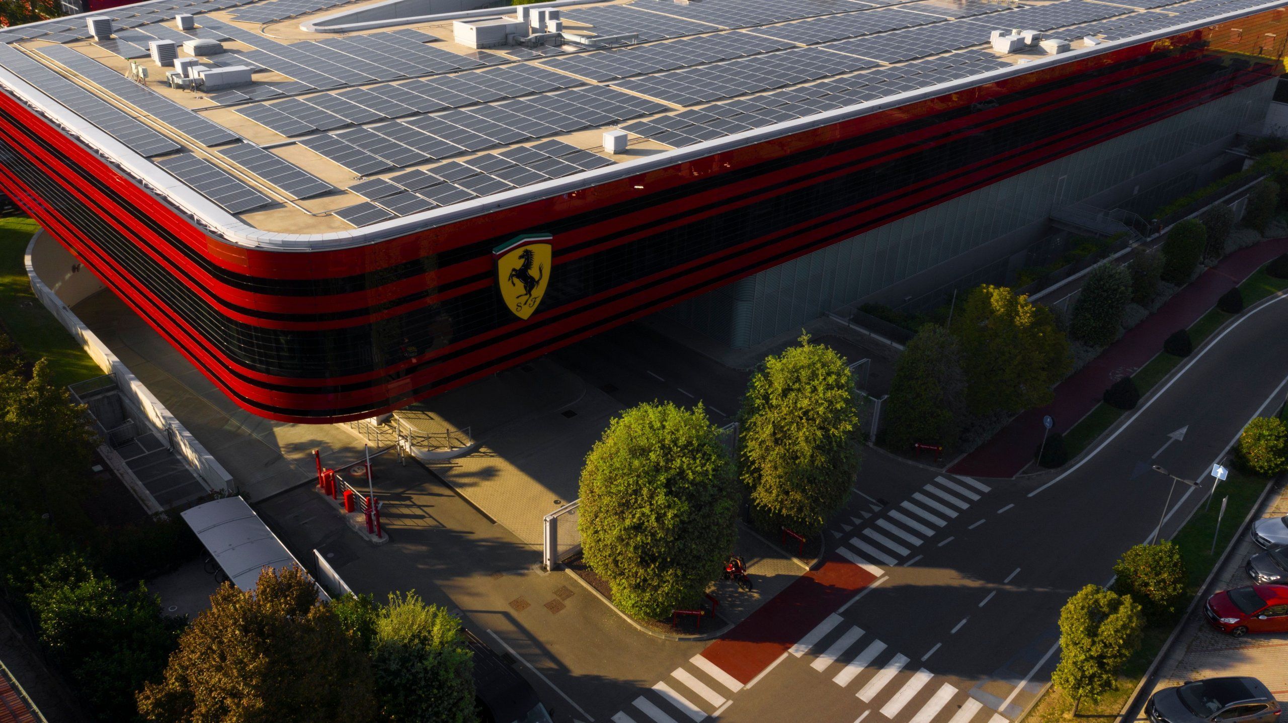 Фото – Ferrari достроково переводить завод з газу на сонячну енергію