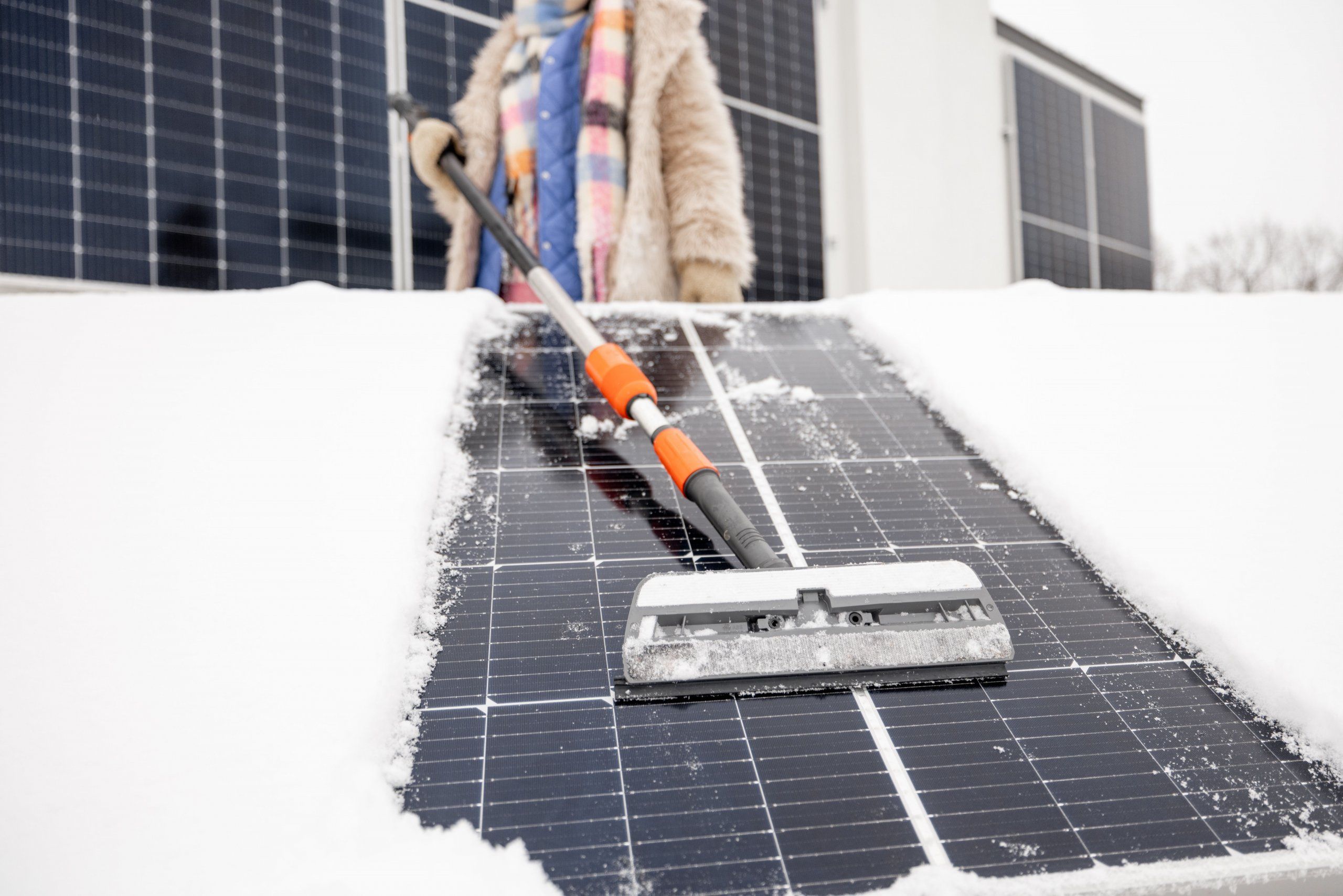 Photo – How to clean solar panels from snow: tips and tricks