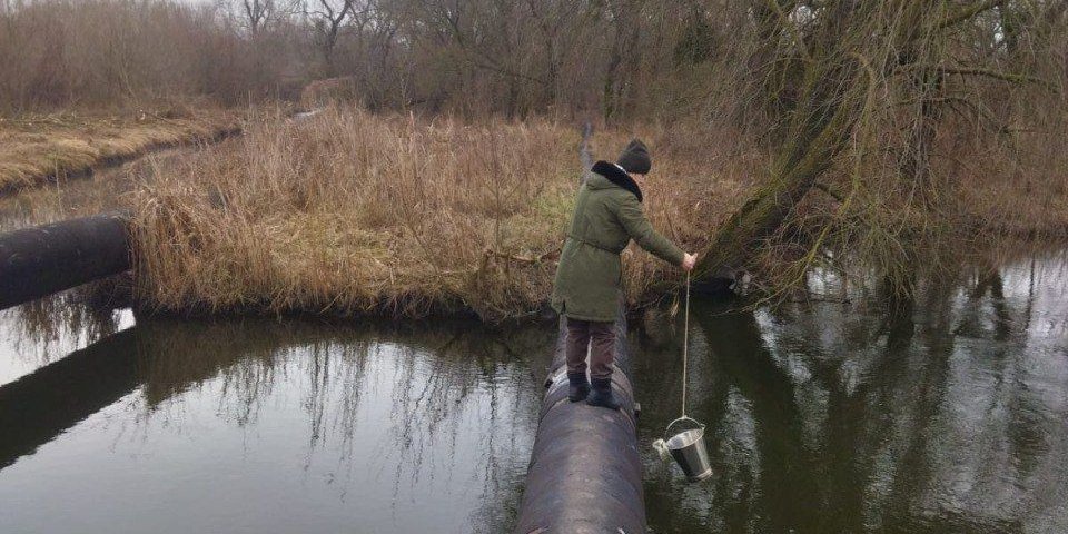 Photo – Environmental inspectors check for possible pollution of the Ustia River in Rivne
