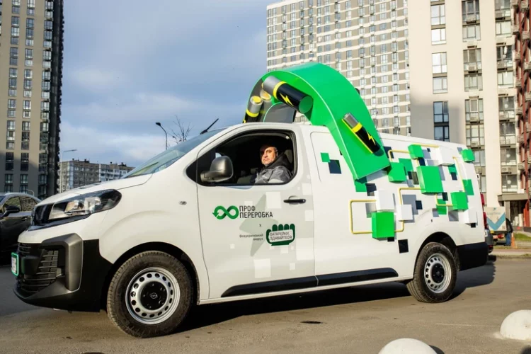 В Киеве запустили яркое экоавто, которое собирает батарейки и вдохновляет их сдавать