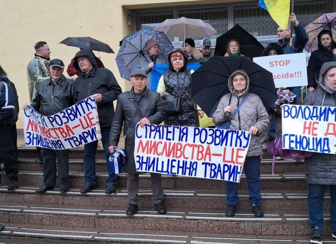 Veterans, environmentalists and animal rights activists once again demanded the resignation of Minister Hrynchuk in front of the Ministry of Environment