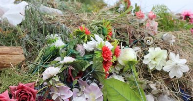 Фото – Экологи призвали не приносить искусственные цветы на кладбище: какую угрозу они таят