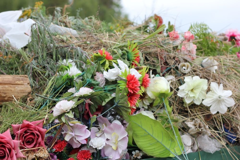 Photo – Environmentalists called not to bring artificial flowers to the cemetery: what threat do they hide