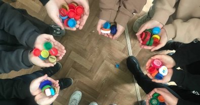 Фото – Малеча зібрала майже 50 кг кришечок, кошти від здачі яких підуть на безпілотники