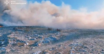 Фото – У Житомирі з учорашнього вечора приборкують пожежу на сміттєзвалищі