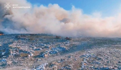 У Житомирі з учорашнього вечора приборкують пожежу на сміттєзвалищі