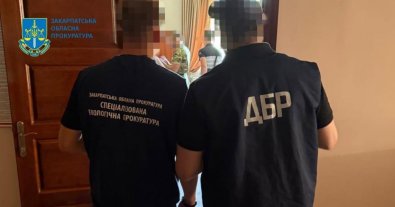 Фото – Продавав ділову деревину як дрова: керівнику Берегівського надлісництва вручили підозру