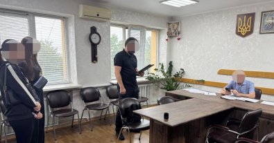 Фото – ДБР викрило 13 посадовців на махінаціях з електронною системою обліку деревини