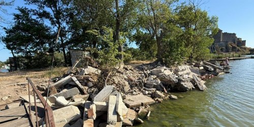 In Odesa region, the remains of a lyceum destroyed by Russians were dumped by public utilities on the seashore