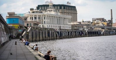 Фото – Мешканці Києва помітили зелене забарвлення води у Дніпрі: чим воно загрожує?