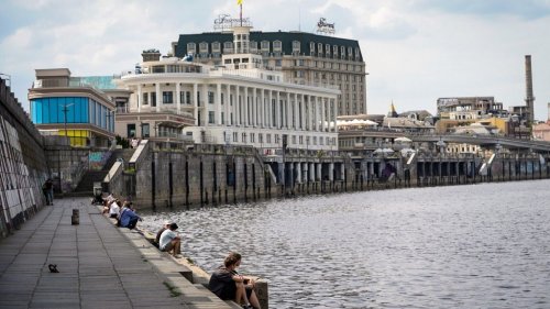 Мешканці Києва помітили зелене забарвлення води у Дніпрі: чим воно загрожує?