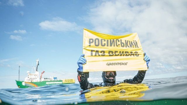 Greenpeace staged a protest against Russian gas in the Baltic Sea and advocated for a “green” course