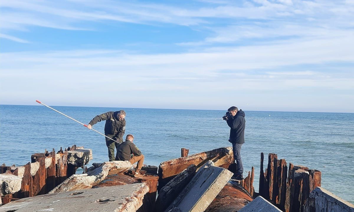 Фото – В Одесі взяли проби води з Чорного моря після скарг мешканців