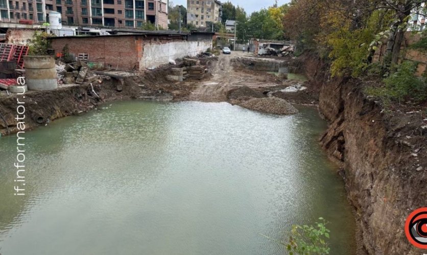 Біля озера в Івано-Франківську обвал котловану тягне за собою вікові дерева
