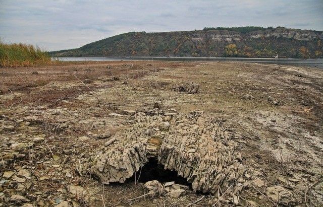 Історія виходить на поверхню: на березі Дністровського водосховища оголився культурний шар