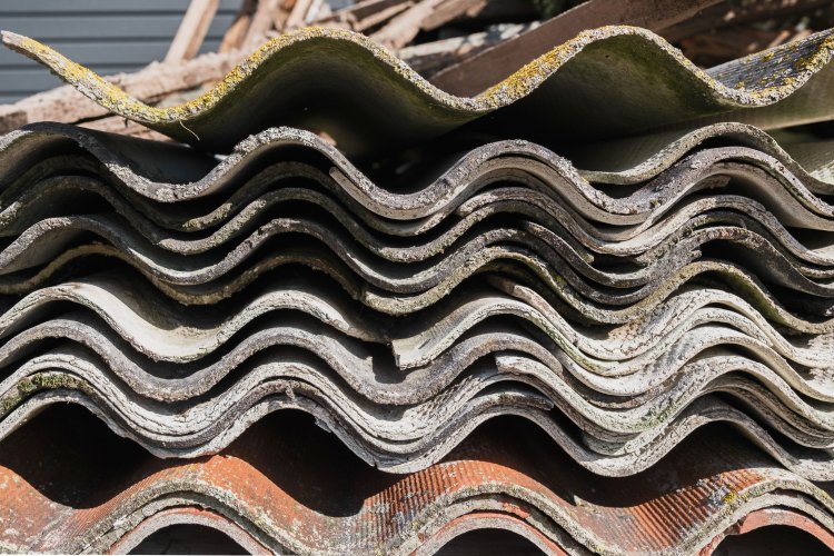 Азбест у відходах руйнувань: як Україні зробити безпечним розбір та утилізацію завалів