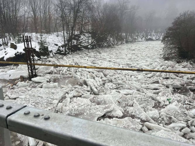 Незаконна переправа блокує льодохід на Закарпатті. У катастрофі винне будівництво ВЕС