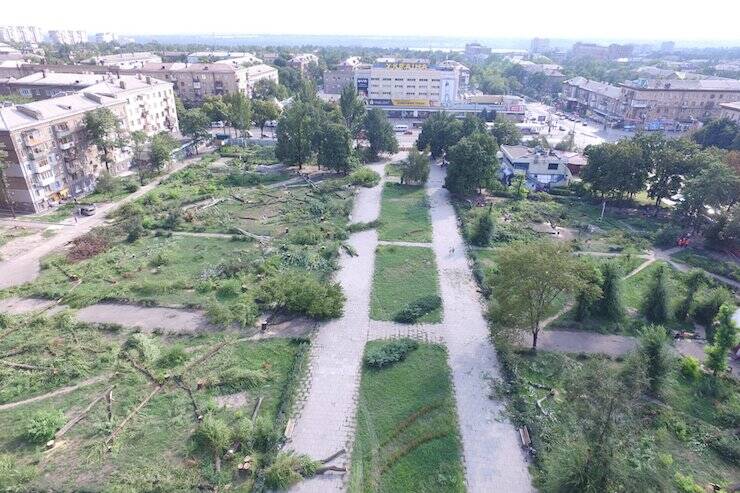 Громада Запоріжжя захищає сквер від будівництва ТРЦ. Влада ускладнює процес