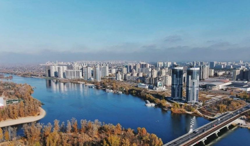 Бетон замість парку: "Ощадбанк" продає землі над Дніпром, кияни звертаються до уряду