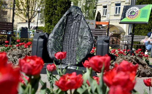 Так виглядають викиди авто: у Києві презентували унікальну 30-кілограмову скульптуру