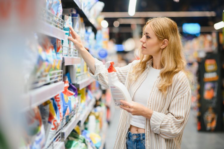 Екологічне прибирання: що може приховувати мийний засіб та як обрати безпечний