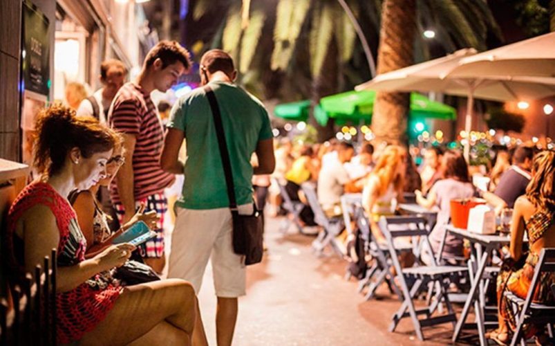 During hot weather, the outdoor seating areas of cafes and bars in Spain will be required to close. Failure to comply will result in a fine of €50,000.