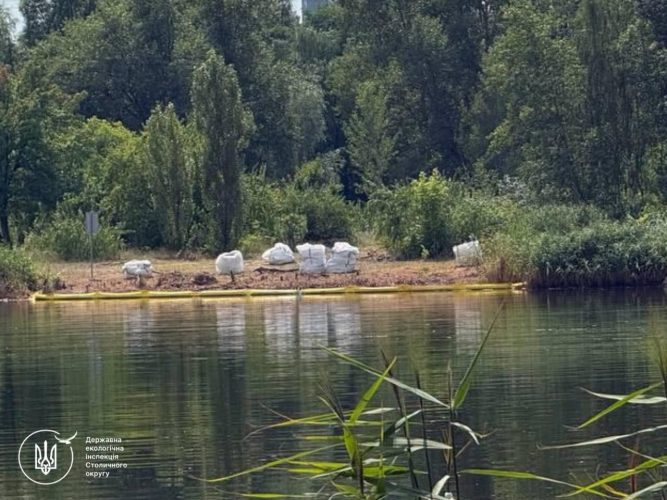 Столичное озеро Кирилловское и ручей Сырец очищают от нефтепродуктов уже более месяца