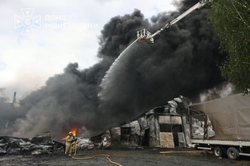 Пожежа знищила завод пінопласту на Рівненщині. Повітря забруднене токсичними сполуками