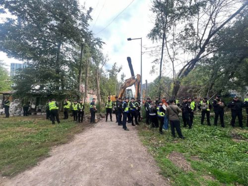 Полиция блокирует доступ киевлян в парк на Теремках, где вырубают деревья под теплотрассу