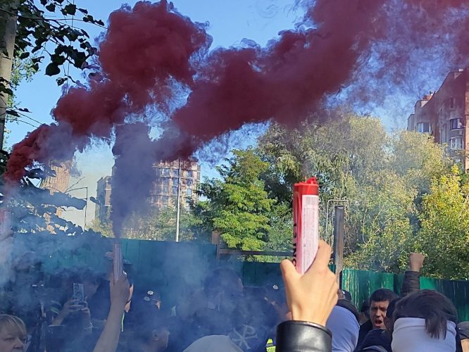 На столичних Теремках відбулися паралельні мітинги та сутички з поліцією