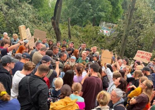 На захисників парку на Теремках заявили до поліції, але дозволи на вирубку так і не показали